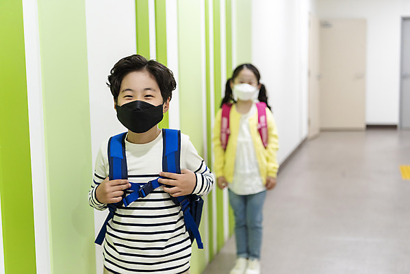 포토 JPG 여자 남자 어린이 학교 실내 서기 안전 상반신 두명 앞모습 한국인 복도 사회이슈 등교 안전거리 어린이만 사회적거리두기 국내포토 교육 캠페인 뷰포인트 컨셉 모션 사람 동양인 내부 등하교 파일형식