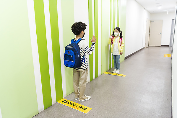포토 JPG 전신 여자 남자 어린이 학교 실내 서기 안전 두명 앞모습 뒷모습 한국인 인사 복도 사회이슈 등교 손인사 안전거리 어린이만 사회적거리두기 국내포토 교육 캠페인 뷰포인트 컨셉 모션 사람 동양인 내부 예절 등하교 파일형식