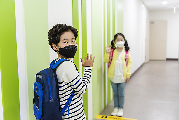 포토 JPG 전신 여자 남자 어린이 학교 실내 서기 안전 상반신 두명 앞모습 뒷모습 한국인 복도 사회이슈 등교 손인사 안전거리 어린이만 사회적거리두기 국내포토 교육 캠페인 뷰포인트 컨셉 모션 사람 동양인 내부 인사 등하교 파일형식