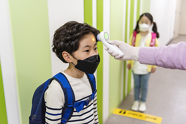 포토 JPG 전신 손 여자 남자 어린이 학교 실내 서기 안전 상반신 두명 앞모습 옆모습 신체부위 한국인 복도 체온계 사회이슈 등교 안전거리 체온측정 어린이만 비접촉체온계 사회적거리두기 국내포토 교육 캠페인 뷰포인트 컨셉 모션 사람 동양인 내부 온도계 측정 등하교 파일형식