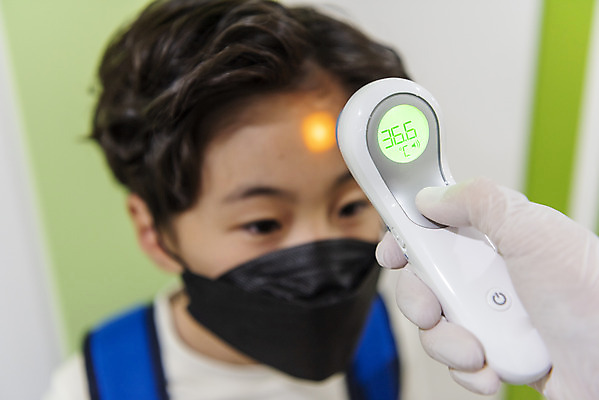 포토 JPG 손 남자 어린이 학교 실내 한명 안전 상반신 앞모습 신체부위 한국인 복도 체온계 사회이슈 등교 안전거리 체온측정 소년한명만 비접촉체온계 사회적거리두기 국내포토 1 교육 캠페인 뷰포인트 컨셉 사람 동양인 내부 온도계 측정 등하교 남자한명만 소년만 파일형식