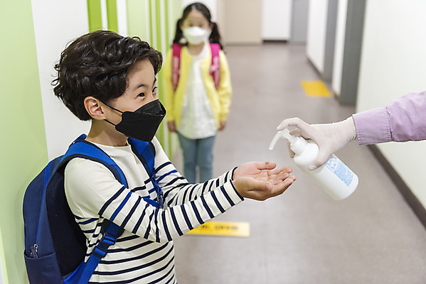포토 JPG 전신 손 여자 남자 어린이 학교 실내 서기 안전 상반신 두명 앞모습 옆모습 신체부위 한국인 복도 사회이슈 등교 안전거리 어린이만 손소독제 사회적거리두기 손소독 국내포토 교육 캠페인 뷰포인트 컨셉 모션 사람 동양인 내부 등하교 소독 소독제 파일형식
