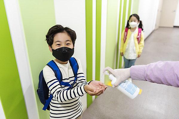 포토 JPG 전신 손 여자 남자 어린이 학교 실내 서기 안전 상반신 두명 앞모습 옆모습 신체부위 한국인 복도 사회이슈 등교 안전거리 어린이만 손소독제 사회적거리두기 손소독 국내포토 교육 캠페인 뷰포인트 컨셉 모션 사람 동양인 내부 등하교 소독 소독제 파일형식