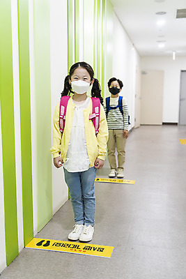 포토 JPG 전신 여자 남자 어린이 학교 실내 서기 안전 두명 앞모습 한국인 복도 사회이슈 등교 안전거리 어린이만 사회적거리두기 국내포토 교육 캠페인 뷰포인트 컨셉 모션 사람 동양인 내부 등하교 파일형식