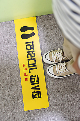 포토 JPG 전신 남자 어린이 학교 실내 한명 서기 안전 옆모습 한국인 하반신 복도 사회이슈 등교 안전거리 소년한명만 사회적거리두기 국내포토 1 교육 캠페인 뷰포인트 컨셉 모션 사람 동양인 내부 등하교 남자한명만 소년만 파일형식