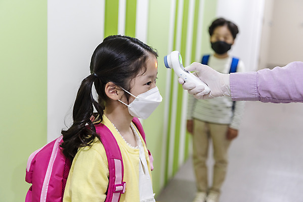 포토 JPG 전신 손 여자 남자 어린이 학교 실내 서기 안전 상반신 두명 앞모습 옆모습 신체부위 한국인 복도 체온계 사회이슈 등교 안전거리 체온측정 어린이만 비접촉체온계 사회적거리두기 국내포토 교육 캠페인 뷰포인트 컨셉 모션 사람 동양인 내부 온도계 측정 등하교 파일형식