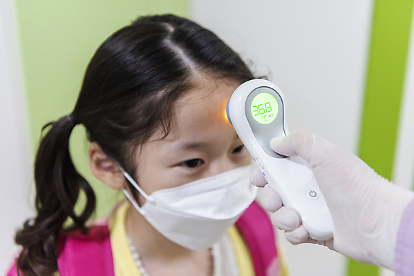 포토 JPG 전신 손 여자 어린이 학교 실내 한명 서기 들기 안전 상반신 옆모습 신체부위 한국인 복도 체온계 사회이슈 등교 안전거리 체온측정 소녀한명만 비접촉체온계 사회적거리두기 국내포토 1 교육 캠페인 뷰포인트 컨셉 모션 사람 동양인 내부 온도계 측정 등하교 여자한명만 소녀만 파일형식