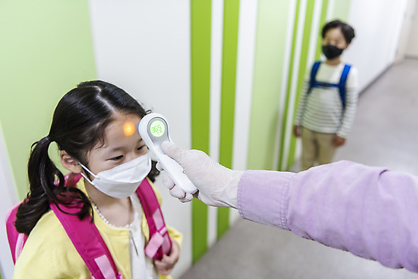 포토 JPG 전신 손 여자 남자 어린이 학교 실내 서기 안전 상반신 두명 앞모습 옆모습 신체부위 한국인 복도 체온계 사회이슈 등교 안전거리 체온측정 어린이만 사회적거리두기 국내포토 교육 캠페인 뷰포인트 컨셉 모션 사람 동양인 내부 온도계 측정 등하교 파일형식