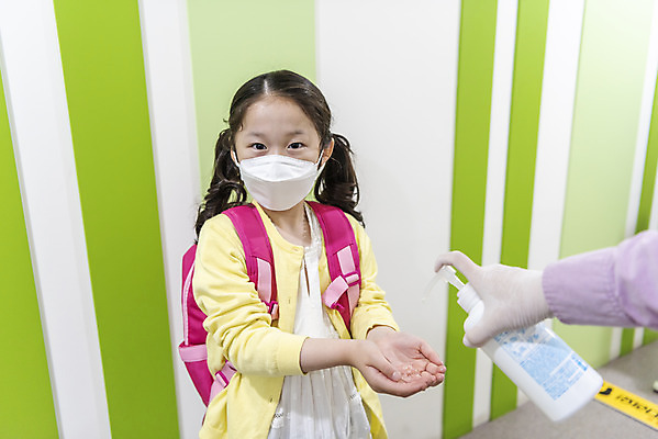 포토 JPG 전신 손 여자 어린이 학교 실내 한명 서기 들기 안전 상반신 옆모습 신체부위 한국인 복도 사회이슈 등교 안전거리 소녀한명만 손소독제 사회적거리두기 손소독 국내포토 1 교육 캠페인 뷰포인트 컨셉 모션 사람 동양인 내부 등하교 소독 소독제 여자한명만 소녀만 파일형식