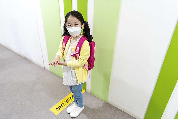 포토 JPG 전신 여자 어린이 학교 실내 한명 서기 안전 옆모습 한국인 복도 사회이슈 등교 소독 안전거리 소녀한명만 사회적거리두기 국내포토 1 교육 캠페인 뷰포인트 컨셉 모션 사람 동양인 내부 등하교 여자한명만 소녀만 파일형식