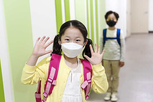 포토 JPG 여자 남자 어린이 학교 실내 서기 안전 상반신 두명 앞모습 한국인 복도 사회이슈 등교 손인사 안전거리 어린이만 사회적거리두기 국내포토 교육 캠페인 뷰포인트 컨셉 모션 사람 동양인 내부 인사 등하교 파일형식