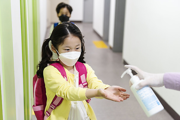 포토 JPG 손 여자 남자 어린이 학교 실내 서기 안전 상반신 두명 앞모습 신체부위 한국인 복도 사회이슈 등교 안전거리 어린이만 손소독제 사회적거리두기 손소독 국내포토 교육 캠페인 뷰포인트 컨셉 모션 사람 동양인 내부 등하교 소독 소독제 파일형식