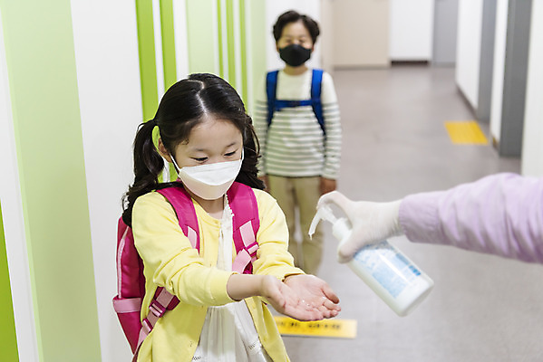포토 JPG 손 여자 남자 어린이 학교 실내 서기 안전 상반신 두명 앞모습 신체부위 한국인 복도 사회이슈 등교 안전거리 어린이만 손소독제 사회적거리두기 손소독 국내포토 교육 캠페인 뷰포인트 컨셉 모션 사람 동양인 내부 등하교 소독 소독제 파일형식