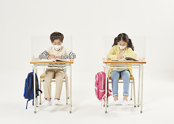 포토 JPG 스튜디오촬영 전신 여자 남자 어린이라이프 초등학생 어린이 학교 수업 실내 초등학교 마스크 안전 두명 앞모습 친구 스쿨라이프 한국인 사회이슈 흰배경 가림막 어린이만 코로나바이러스 사회적거리두기 비말감염 델타변이바이러스 국내포토 학생 라이프스타일 교육 캠페인 뷰포인트 백그라운드 컨셉 관계 사람 동양인 내부 흰색 바이러스 감염 파일형식