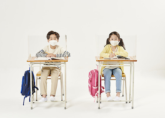 포토 JPG 스튜디오촬영 전신 여자 남자 어린이라이프 초등학생 어린이 학교 수업 실내 초등학교 마스크 안전 두명 앞모습 친구 스쿨라이프 한국인 사회이슈 흰배경 가림막 어린이만 코로나바이러스 사회적거리두기 비말감염 델타변이바이러스 국내포토 학생 라이프스타일 교육 캠페인 뷰포인트 백그라운드 컨셉 관계 사람 동양인 내부 흰색 바이러스 감염 파일형식
