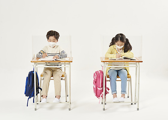 포토 JPG 스튜디오촬영 전신 여자 남자 어린이라이프 초등학생 어린이 학교 수업 실내 초등학교 마스크 안전 두명 앞모습 친구 스쿨라이프 한국인 사회이슈 흰배경 가림막 어린이만 코로나바이러스 사회적거리두기 비말감염 델타변이바이러스 국내포토 학생 라이프스타일 교육 캠페인 뷰포인트 백그라운드 컨셉 관계 사람 동양인 내부 흰색 바이러스 감염 파일형식