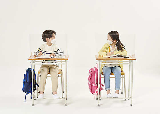 포토 JPG 스튜디오촬영 전신 여자 남자 어린이라이프 초등학생 어린이 학교 수업 실내 초등학교 마스크 안전 두명 앞모습 친구 스쿨라이프 한국인 사회이슈 흰배경 가림막 어린이만 코로나바이러스 사회적거리두기 비말감염 델타변이바이러스 국내포토 학생 라이프스타일 교육 캠페인 뷰포인트 백그라운드 컨셉 관계 사람 동양인 내부 흰색 바이러스 감염 파일형식