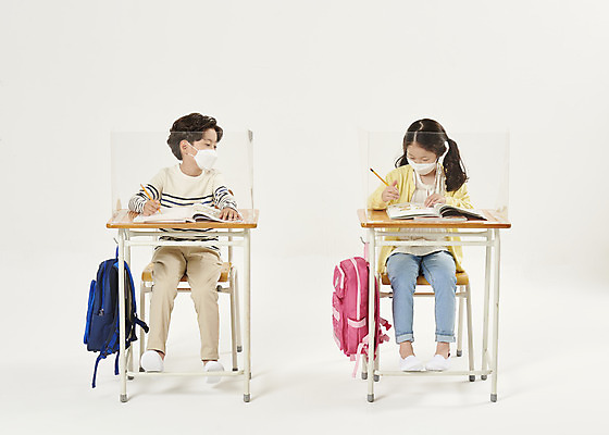 포토 JPG 스튜디오촬영 전신 여자 남자 어린이라이프 초등학생 어린이 학교 수업 실내 초등학교 마스크 안전 두명 앞모습 친구 스쿨라이프 한국인 사회이슈 흰배경 가림막 어린이만 코로나바이러스 사회적거리두기 비말감염 델타변이바이러스 국내포토 학생 라이프스타일 교육 캠페인 뷰포인트 백그라운드 컨셉 관계 사람 동양인 내부 흰색 바이러스 감염 파일형식