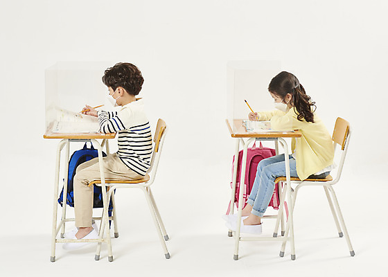 포토 JPG 스튜디오촬영 전신 여자 남자 어린이라이프 초등학생 어린이 학교 수업 실내 초등학교 마스크 안전 두명 옆모습 친구 스쿨라이프 한국인 사회이슈 흰배경 가림막 어린이만 코로나바이러스 사회적거리두기 비말감염 델타변이바이러스 국내포토 학생 라이프스타일 교육 캠페인 뷰포인트 백그라운드 컨셉 관계 사람 동양인 내부 흰색 바이러스 감염 파일형식