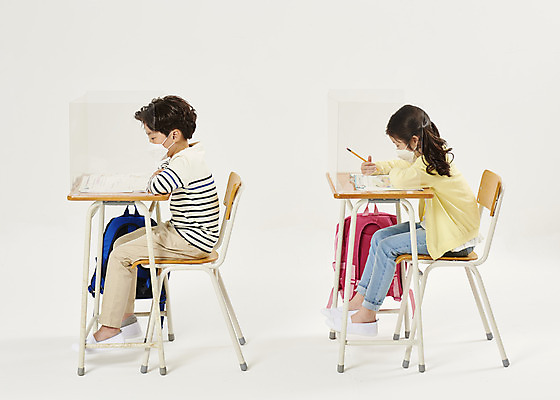 포토 JPG 스튜디오촬영 전신 여자 남자 어린이라이프 초등학생 어린이 학교 수업 실내 초등학교 마스크 안전 두명 옆모습 친구 스쿨라이프 한국인 사회이슈 흰배경 가림막 어린이만 코로나바이러스 사회적거리두기 비말감염 델타변이바이러스 국내포토 학생 라이프스타일 교육 캠페인 뷰포인트 백그라운드 컨셉 관계 사람 동양인 내부 흰색 바이러스 감염 파일형식