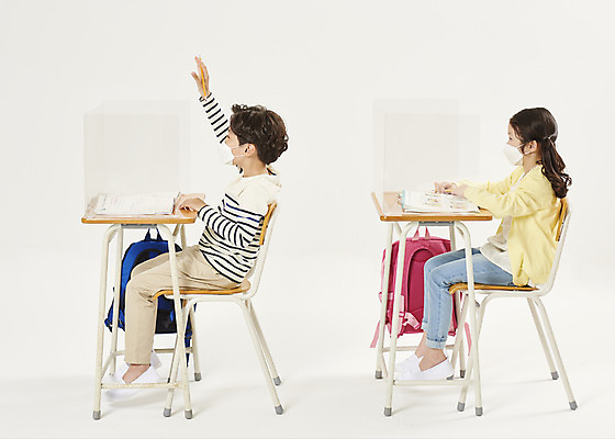 포토 JPG 스튜디오촬영 전신 여자 남자 어린이라이프 초등학생 어린이 학교 수업 실내 초등학교 마스크 안전 두명 옆모습 친구 스쿨라이프 손들기 한국인 발표 질문 사회이슈 흰배경 가림막 어린이만 코로나바이러스 사회적거리두기 비말감염 델타변이바이러스 국내포토 학생 라이프스타일 교육 캠페인 뷰포인트 백그라운드 컨셉 관계 모션 사람 동양인 내부 흰색 바이러스 감염 파일형식