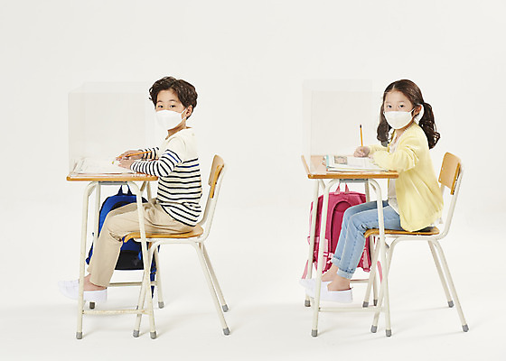 포토 JPG 스튜디오촬영 전신 여자 남자 어린이라이프 초등학생 어린이 학교 수업 실내 초등학교 마스크 안전 두명 옆모습 친구 스쿨라이프 한국인 사회이슈 흰배경 가림막 어린이만 코로나바이러스 사회적거리두기 비말감염 델타변이바이러스 국내포토 학생 라이프스타일 교육 캠페인 뷰포인트 백그라운드 컨셉 관계 사람 동양인 내부 흰색 바이러스 감염 파일형식
