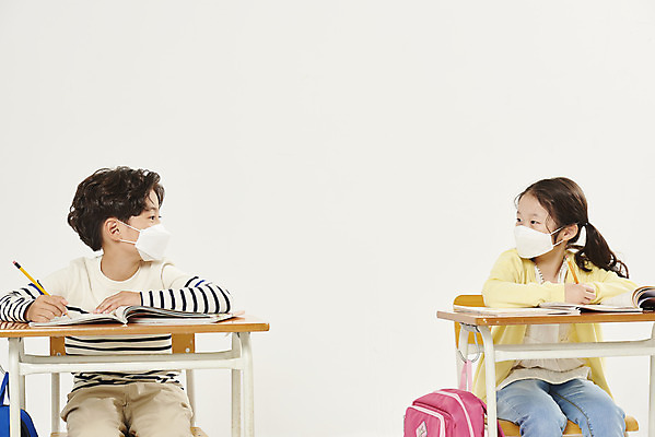 포토 JPG 스튜디오촬영 여자 남자 어린이라이프 초등학생 어린이 학교 수업 실내 초등학교 마스크 안전 상반신 두명 앞모습 친구 스쿨라이프 한국인 사회이슈 흰배경 가림막 어린이만 코로나바이러스 사회적거리두기 비말감염 델타변이바이러스 국내포토 학생 라이프스타일 교육 캠페인 뷰포인트 백그라운드 컨셉 관계 사람 동양인 내부 흰색 바이러스 감염 파일형식