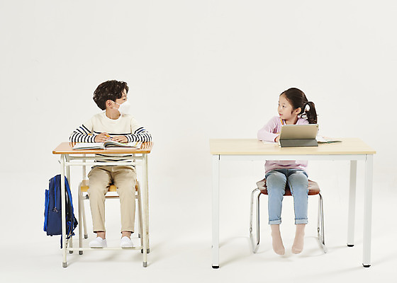 포토 JPG 스튜디오촬영 전신 여자 남자 어린이라이프 초등학생 어린이 학교 수업 실내 초등학교 마스크 안전 두명 앞모습 친구 태블릿 스쿨라이프 한국인 사회이슈 흰배경 가림막 홈스쿨링 어린이만 코로나바이러스 사회적거리두기 온라인개학 비말감염 델타변이바이러스 국내포토 학생 라이프스타일 교육 캠페인 뷰포인트 백그라운드 컨셉 관계 사람 동양인 내부 전자제품 스마트기기 흰색 바이러스 감염 개학 홈스쿨 파일형식