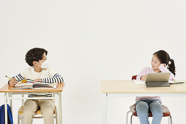 포토 JPG 스튜디오촬영 여자 남자 어린이라이프 초등학생 어린이 학교 수업 실내 초등학교 마스크 안전 상반신 두명 앞모습 친구 태블릿 스쿨라이프 한국인 사회이슈 흰배경 가림막 홈스쿨링 어린이만 코로나바이러스 사회적거리두기 온라인개학 비말감염 델타변이바이러스 국내포토 학생 라이프스타일 교육 캠페인 뷰포인트 백그라운드 컨셉 관계 사람 동양인 내부 전자제품 스마트기기 흰색 바이러스 감염 개학 홈스쿨 파일형식