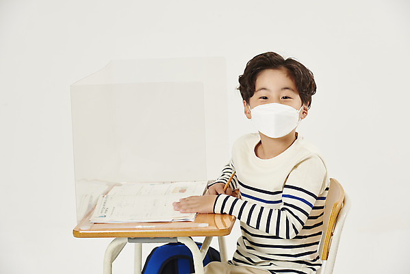 포토 JPG 스튜디오촬영 남자 어린이라이프 초등학생 어린이 학교 수업 실내 초등학교 마스크 한명 안전 상반신 옆모습 스쿨라이프 한국인 사회이슈 흰배경 가림막 소년한명만 코로나바이러스 사회적거리두기 비말감염 델타변이바이러스 국내포토 1 학생 라이프스타일 교육 캠페인 뷰포인트 백그라운드 컨셉 사람 동양인 내부 흰색 바이러스 감염 남자한명만 소년만 파일형식