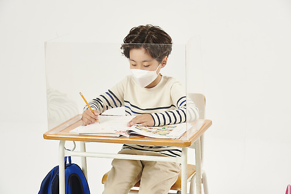 포토 JPG 스튜디오촬영 남자 어린이라이프 초등학생 어린이 학교 수업 실내 초등학교 마스크 한명 안전 상반신 옆모습 스쿨라이프 한국인 사회이슈 흰배경 가림막 소년한명만 코로나바이러스 사회적거리두기 비말감염 델타변이바이러스 국내포토 1 학생 라이프스타일 교육 캠페인 뷰포인트 백그라운드 컨셉 사람 동양인 내부 흰색 바이러스 감염 남자한명만 소년만 파일형식