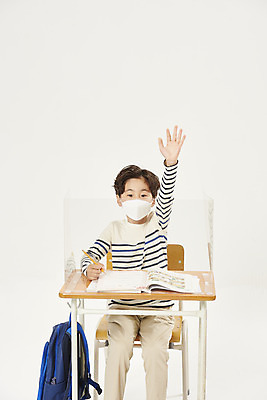 포토 JPG 스튜디오촬영 전신 남자 어린이라이프 초등학생 어린이 학교 수업 실내 초등학교 마스크 한명 안전 앞모습 스쿨라이프 손들기 한국인 발표 질문 사회이슈 흰배경 가림막 소년한명만 코로나바이러스 사회적거리두기 비말감염 델타변이바이러스 국내포토 1 학생 라이프스타일 교육 캠페인 뷰포인트 백그라운드 컨셉 모션 사람 동양인 내부 흰색 바이러스 감염 남자한명만 소년만 파일형식