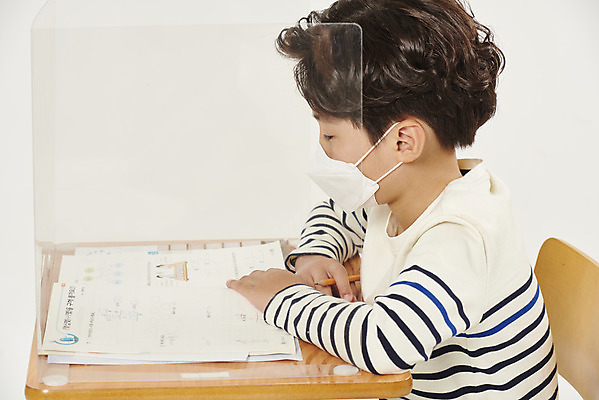 포토 JPG 스튜디오촬영 남자 어린이라이프 초등학생 어린이 학교 수업 실내 초등학교 마스크 한명 안전 상반신 옆모습 스쿨라이프 한국인 사회이슈 흰배경 가림막 소년한명만 코로나바이러스 사회적거리두기 비말감염 델타변이바이러스 국내포토 1 학생 라이프스타일 교육 캠페인 뷰포인트 백그라운드 컨셉 사람 동양인 내부 흰색 바이러스 감염 남자한명만 소년만 파일형식