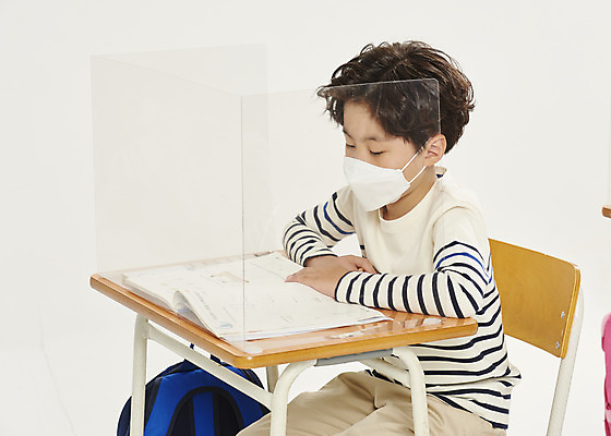 포토 JPG 스튜디오촬영 남자 어린이라이프 초등학생 어린이 학교 수업 실내 초등학교 마스크 한명 안전 상반신 옆모습 스쿨라이프 한국인 사회이슈 흰배경 가림막 소년한명만 코로나바이러스 사회적거리두기 비말감염 델타변이바이러스 국내포토 1 학생 라이프스타일 교육 캠페인 뷰포인트 백그라운드 컨셉 사람 동양인 내부 흰색 바이러스 감염 남자한명만 소년만 파일형식
