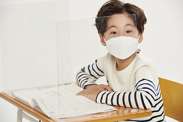 포토 JPG 스튜디오촬영 남자 어린이라이프 초등학생 어린이 학교 수업 실내 초등학교 마스크 한명 안전 상반신 옆모습 스쿨라이프 한국인 사회이슈 흰배경 가림막 소년한명만 코로나바이러스 사회적거리두기 비말감염 델타변이바이러스 국내포토 1 학생 라이프스타일 교육 캠페인 뷰포인트 백그라운드 컨셉 사람 동양인 내부 흰색 바이러스 감염 남자한명만 소년만 파일형식