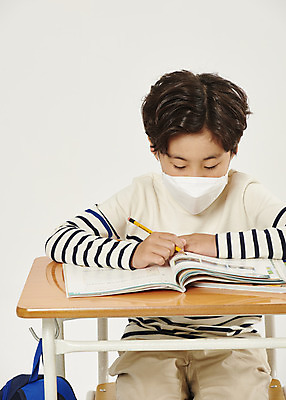 포토 JPG 스튜디오촬영 남자 어린이라이프 초등학생 어린이 학교 수업 실내 초등학교 마스크 한명 안전 상반신 앞모습 스쿨라이프 한국인 사회이슈 흰배경 가림막 소년한명만 코로나바이러스 사회적거리두기 비말감염 델타변이바이러스 국내포토 1 학생 라이프스타일 교육 캠페인 뷰포인트 백그라운드 컨셉 사람 동양인 내부 흰색 바이러스 감염 남자한명만 소년만 파일형식
