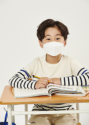 포토 JPG 스튜디오촬영 남자 어린이라이프 초등학생 어린이 학교 수업 실내 초등학교 마스크 한명 안전 상반신 앞모습 스쿨라이프 한국인 사회이슈 흰배경 가림막 소년한명만 코로나바이러스 사회적거리두기 비말감염 델타변이바이러스 국내포토 1 학생 라이프스타일 교육 캠페인 뷰포인트 백그라운드 컨셉 사람 동양인 내부 흰색 바이러스 감염 남자한명만 소년만 파일형식