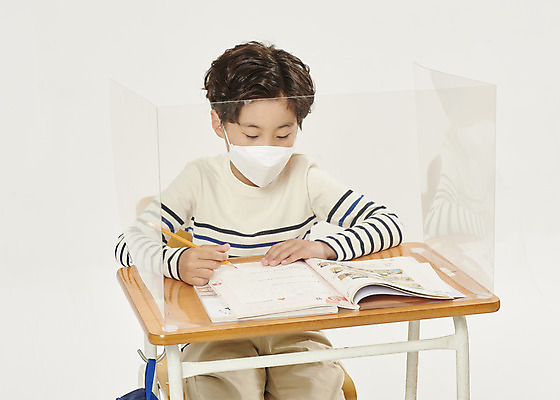 포토 JPG 스튜디오촬영 남자 어린이라이프 초등학생 어린이 학교 수업 실내 초등학교 마스크 한명 안전 상반신 앞모습 스쿨라이프 한국인 사회이슈 흰배경 가림막 소년한명만 코로나바이러스 사회적거리두기 비말감염 델타변이바이러스 국내포토 1 학생 라이프스타일 교육 캠페인 뷰포인트 백그라운드 컨셉 사람 동양인 내부 흰색 바이러스 감염 남자한명만 소년만 파일형식