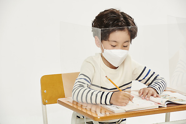 포토 JPG 스튜디오촬영 남자 어린이라이프 초등학생 어린이 학교 수업 실내 초등학교 마스크 한명 안전 상반신 앞모습 스쿨라이프 한국인 사회이슈 흰배경 가림막 소년한명만 코로나바이러스 사회적거리두기 비말감염 델타변이바이러스 국내포토 1 학생 라이프스타일 교육 캠페인 뷰포인트 백그라운드 컨셉 사람 동양인 내부 흰색 바이러스 감염 남자한명만 소년만 파일형식