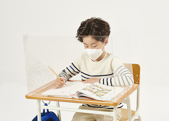 포토 JPG 스튜디오촬영 남자 어린이라이프 초등학생 어린이 학교 수업 실내 초등학교 마스크 한명 안전 상반신 앞모습 스쿨라이프 한국인 사회이슈 흰배경 가림막 소년한명만 코로나바이러스 사회적거리두기 비말감염 델타변이바이러스 국내포토 1 학생 라이프스타일 교육 캠페인 뷰포인트 백그라운드 컨셉 사람 동양인 내부 흰색 바이러스 감염 남자한명만 소년만 파일형식