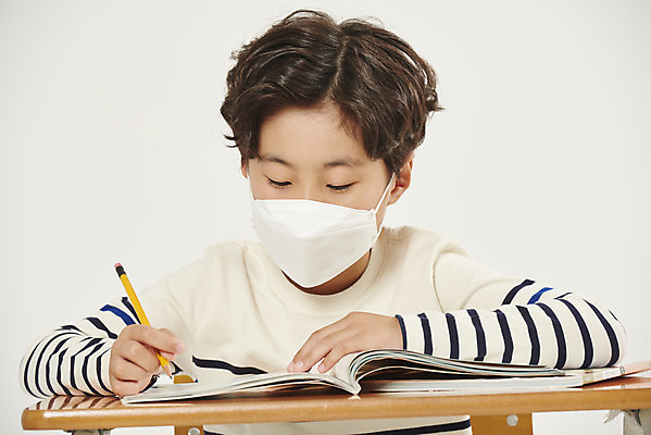 포토 JPG 스튜디오촬영 남자 어린이라이프 초등학생 어린이 학교 수업 실내 초등학교 마스크 한명 안전 상반신 앞모습 스쿨라이프 한국인 사회이슈 흰배경 가림막 소년한명만 코로나바이러스 사회적거리두기 비말감염 델타변이바이러스 국내포토 1 학생 라이프스타일 교육 캠페인 뷰포인트 백그라운드 컨셉 사람 동양인 내부 흰색 바이러스 감염 남자한명만 소년만 파일형식