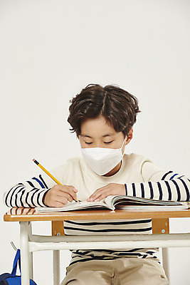 포토 JPG 스튜디오촬영 남자 어린이라이프 초등학생 어린이 학교 수업 실내 초등학교 마스크 한명 안전 상반신 앞모습 스쿨라이프 한국인 사회이슈 흰배경 가림막 소년한명만 코로나바이러스 사회적거리두기 비말감염 델타변이바이러스 국내포토 1 학생 라이프스타일 교육 캠페인 뷰포인트 백그라운드 컨셉 사람 동양인 내부 흰색 바이러스 감염 남자한명만 소년만 파일형식