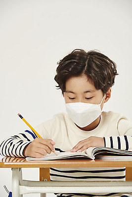포토 JPG 스튜디오촬영 남자 어린이라이프 초등학생 어린이 학교 수업 실내 초등학교 마스크 한명 안전 상반신 앞모습 스쿨라이프 한국인 사회이슈 흰배경 가림막 소년한명만 코로나바이러스 사회적거리두기 비말감염 델타변이바이러스 국내포토 1 학생 라이프스타일 교육 캠페인 뷰포인트 백그라운드 컨셉 사람 동양인 내부 흰색 바이러스 감염 남자한명만 소년만 파일형식