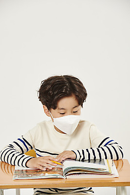포토 JPG 스튜디오촬영 남자 어린이라이프 초등학생 어린이 학교 수업 실내 초등학교 마스크 한명 안전 상반신 앞모습 스쿨라이프 한국인 사회이슈 흰배경 가림막 소년한명만 코로나바이러스 사회적거리두기 비말감염 델타변이바이러스 국내포토 1 학생 라이프스타일 교육 캠페인 뷰포인트 백그라운드 컨셉 사람 동양인 내부 흰색 바이러스 감염 남자한명만 소년만 파일형식