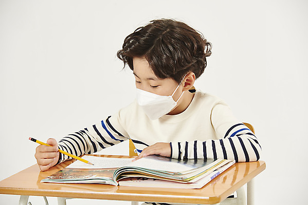 포토 JPG 스튜디오촬영 남자 어린이라이프 초등학생 어린이 학교 수업 실내 초등학교 마스크 한명 안전 상반신 앞모습 스쿨라이프 한국인 사회이슈 흰배경 가림막 소년한명만 코로나바이러스 사회적거리두기 비말감염 델타변이바이러스 국내포토 1 학생 라이프스타일 교육 캠페인 뷰포인트 백그라운드 컨셉 사람 동양인 내부 흰색 바이러스 감염 남자한명만 소년만 파일형식