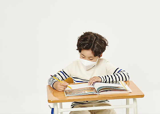 포토 JPG 스튜디오촬영 남자 어린이라이프 초등학생 어린이 학교 수업 실내 초등학교 마스크 한명 안전 상반신 앞모습 스쿨라이프 한국인 사회이슈 흰배경 가림막 소년한명만 코로나바이러스 사회적거리두기 비말감염 델타변이바이러스 국내포토 1 학생 라이프스타일 교육 캠페인 뷰포인트 백그라운드 컨셉 사람 동양인 내부 흰색 바이러스 감염 남자한명만 소년만 파일형식