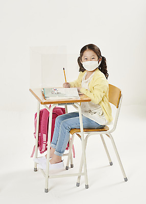 포토 JPG 스튜디오촬영 전신 여자 어린이라이프 초등학생 어린이 학교 수업 실내 초등학교 마스크 한명 안전 옆모습 스쿨라이프 한국인 사회이슈 흰배경 가림막 소녀한명만 코로나바이러스 사회적거리두기 비말감염 델타변이바이러스 국내포토 1 학생 라이프스타일 교육 캠페인 뷰포인트 백그라운드 컨셉 사람 동양인 내부 흰색 바이러스 감염 여자한명만 소녀만 파일형식