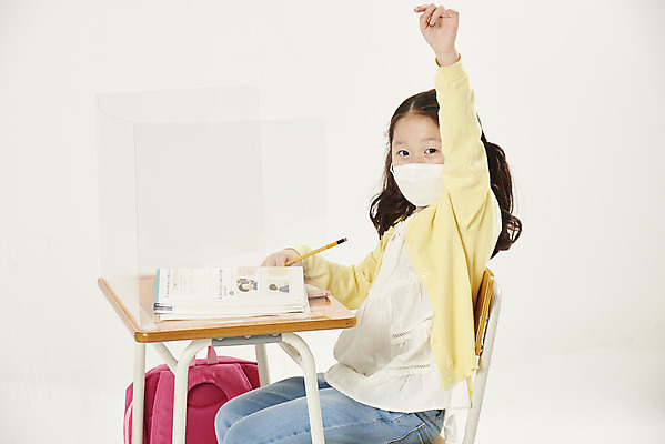 포토 JPG 스튜디오촬영 여자 어린이라이프 초등학생 어린이 학교 수업 실내 초등학교 마스크 한명 안전 상반신 옆모습 스쿨라이프 한국인 사회이슈 흰배경 가림막 소녀한명만 코로나바이러스 사회적거리두기 비말감염 델타변이바이러스 국내포토 1 학생 라이프스타일 교육 캠페인 뷰포인트 백그라운드 컨셉 사람 동양인 내부 흰색 바이러스 감염 여자한명만 소녀만 파일형식