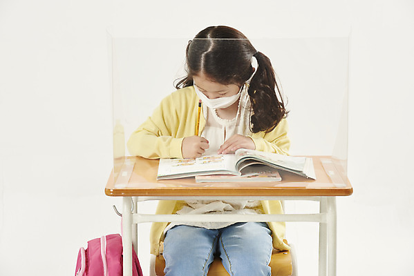 포토 JPG 스튜디오촬영 여자 어린이라이프 초등학생 어린이 학교 수업 실내 초등학교 마스크 한명 안전 상반신 앞모습 스쿨라이프 한국인 사회이슈 흰배경 가림막 소녀한명만 코로나바이러스 사회적거리두기 비말감염 델타변이바이러스 국내포토 1 학생 라이프스타일 교육 캠페인 뷰포인트 백그라운드 컨셉 사람 동양인 내부 흰색 바이러스 감염 여자한명만 소녀만 파일형식