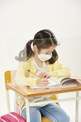 포토 JPG 스튜디오촬영 여자 어린이라이프 초등학생 어린이 학교 수업 실내 초등학교 마스크 한명 안전 상반신 앞모습 스쿨라이프 한국인 사회이슈 흰배경 가림막 소녀한명만 코로나바이러스 사회적거리두기 비말감염 델타변이바이러스 국내포토 1 학생 라이프스타일 교육 캠페인 뷰포인트 백그라운드 컨셉 사람 동양인 내부 흰색 바이러스 감염 여자한명만 소녀만 파일형식